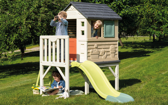 Children playing in the Smoby Life Playhouse On Stilts