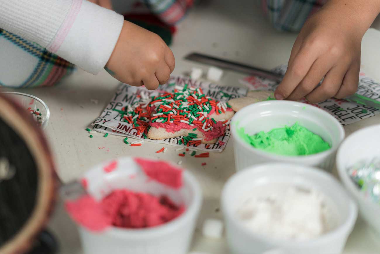 children decorating biscuits