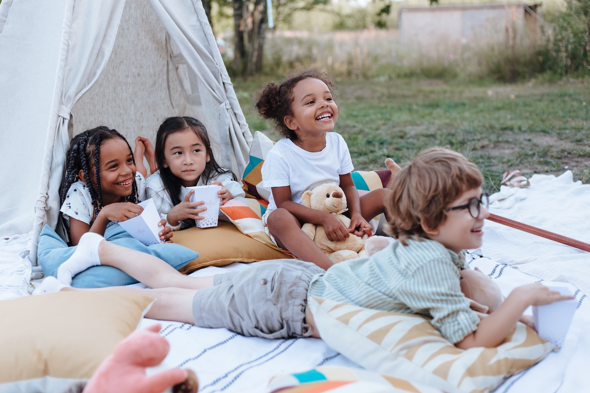 Kids picnic together.