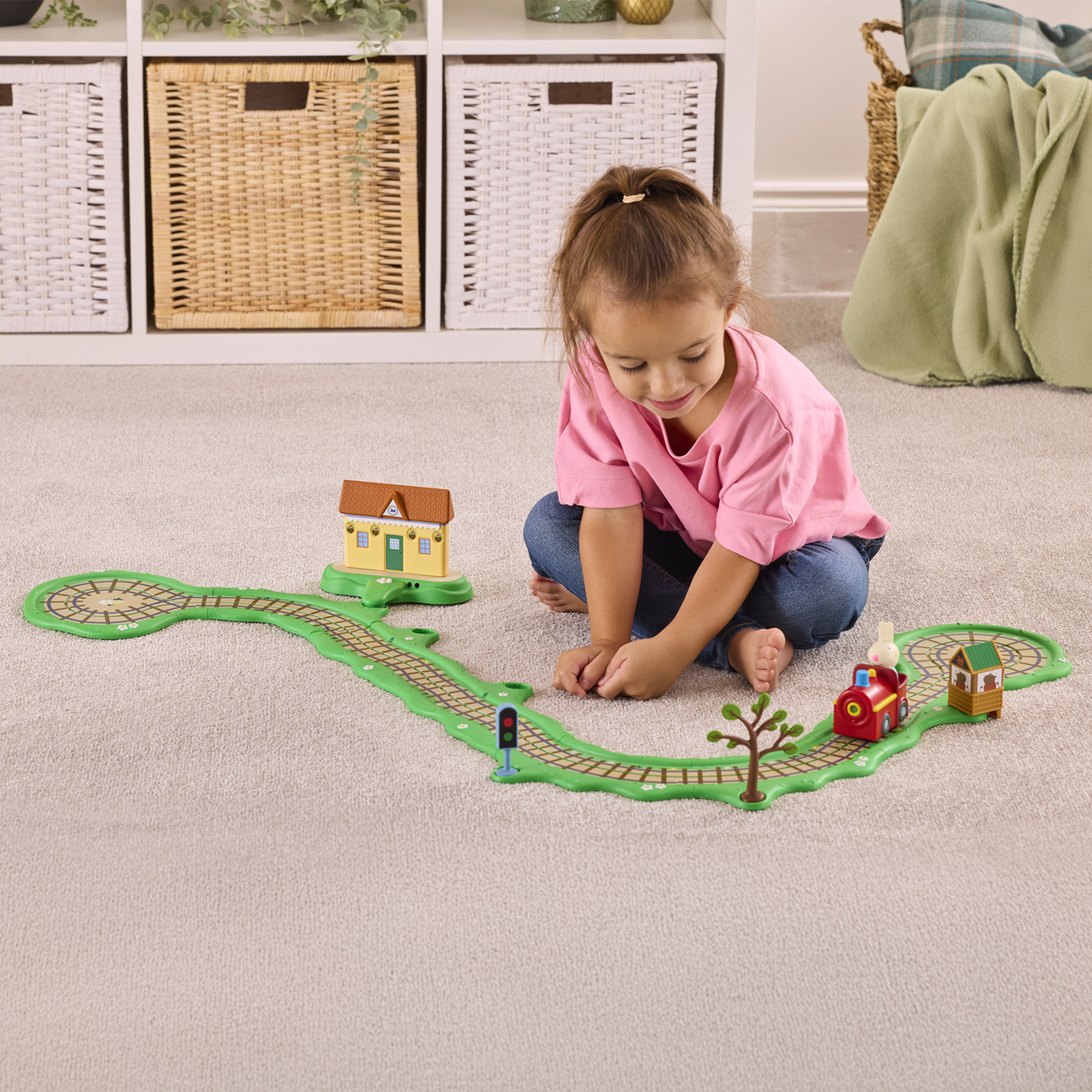 Peppa Wutz Whizz-Around Klickety-Klack Zugset – Motorisierter Zug mit Schorsch & Rebekka, Schienen, Bahnhof, Zubehör, Elektronische Sound-Station, Spielzeug für Kinder ab 2 Jahren Peppa Wutz Whizz-Around Klickety-Klack Zugset – Motorisierter Zug mit Schorsch & Rebekka, Schienen, Bahnhof, Zubehör, Elektronische Sound-Station, Spielzeug für Kinder ab 2 Jahren